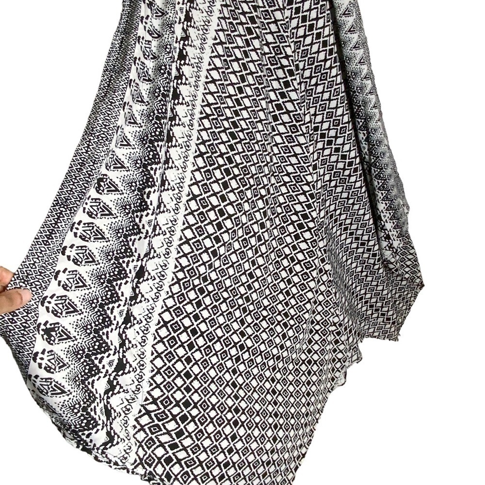 J. Gee plus size shift dress with asymmetrical hemline. Size 1X - Picture 2 of 7